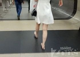 Девушка засветила под платьем сочную жопу