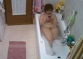 Пожилая женщина принимает ванну