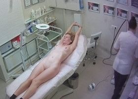 Засняли голую девушку в косметическом кабинете