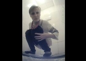 Писая в туалете увидела скрытую камеру