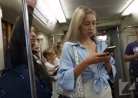 Симпатичная девушка в грязных трусах