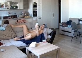 Девка удовлетворяет себя пальцами