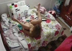 Засняли домашнюю мастурбацию молодой девки